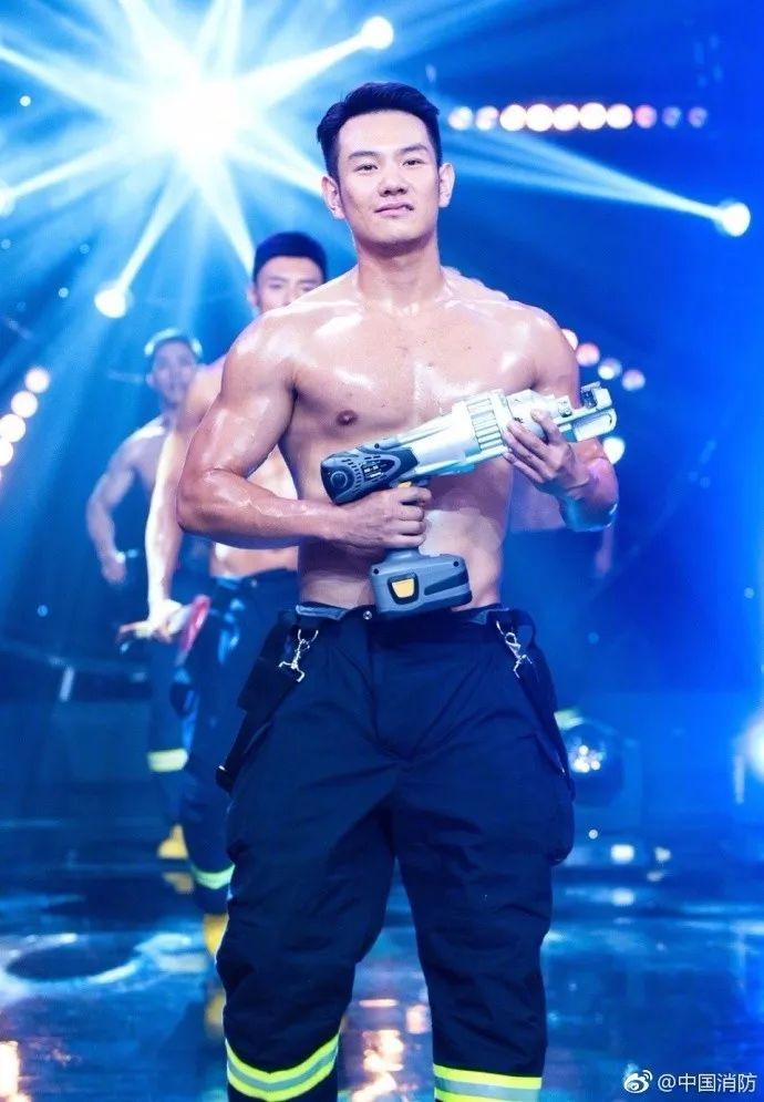 浴火重生的逆行者，肌肉越大責(zé)任越大，這才是真漢子——中國消防員(圖2)