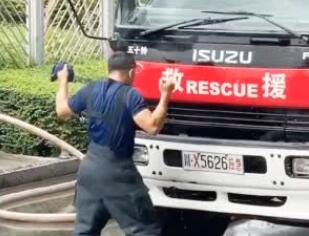 新手消防員分管供水車開心到飛起 具體是怎么回事？