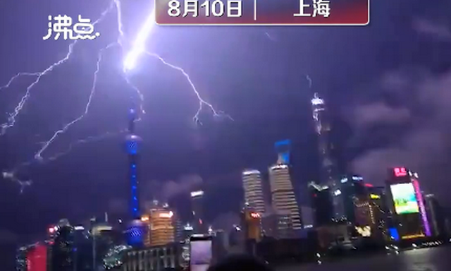 網(wǎng)友：誰(shuí)在渡劫？上海東方明珠被閃電擊中？已裝備環(huán)形避雷針，并未“親吻”到 (圖3)