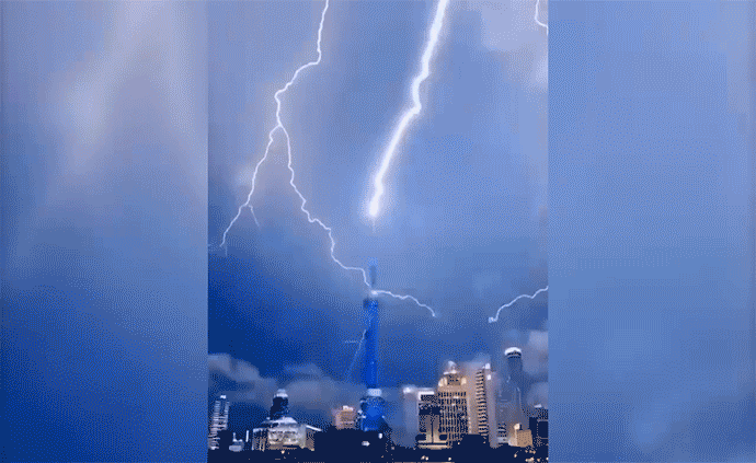 網(wǎng)友：誰在渡劫？上海東方明珠被閃電擊中？已裝備環(huán)形避雷針，并未“親吻”到 