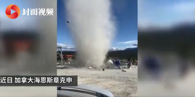加拿大龍卷風(fēng)精準(zhǔn)襲擊水果攤，卷走水果和現(xiàn)金后消散，攤主很無(wú)奈
