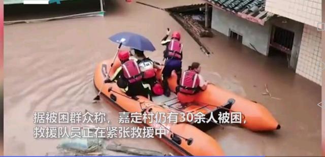 四川村民被洪水圍困屋頂，村民用揮旗的方式求救(圖5)
