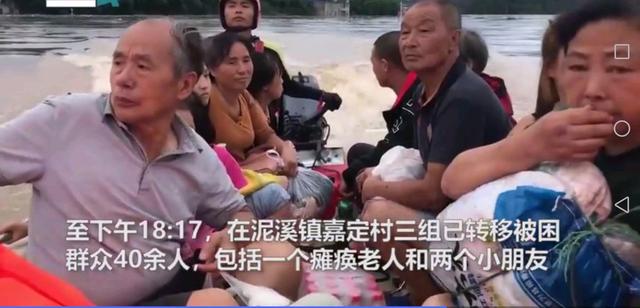 四川村民被洪水圍困屋頂，村民用揮旗的方式求救(圖4)