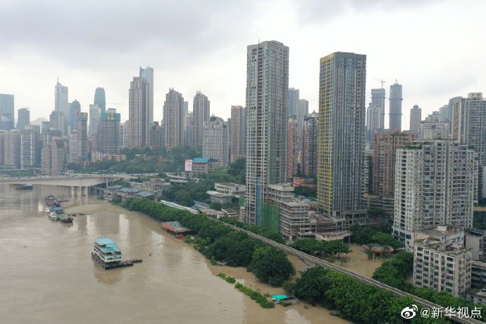 重慶洪崖洞等多處景點(diǎn)被淹，已啟動(dòng)史上首次防汛I級(jí)應(yīng)急響應(yīng)