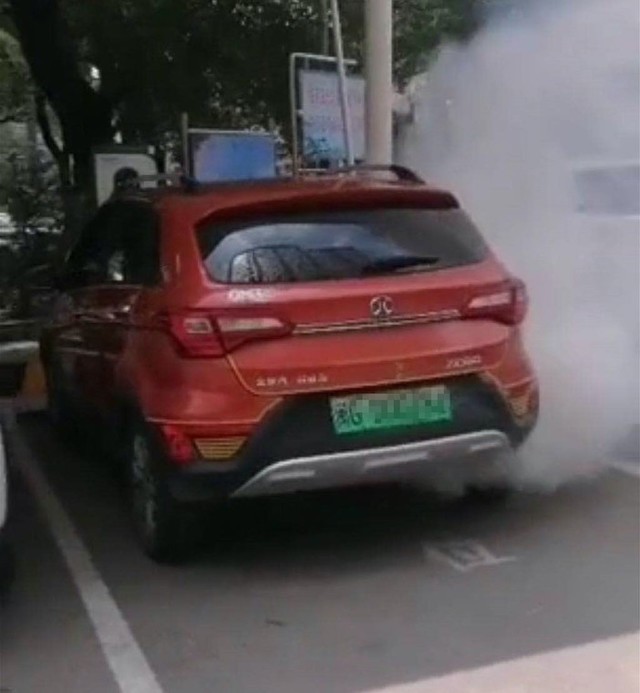 北汽新能源汽車(chē)冒煙遇水又爆炸 電動(dòng)車(chē)起火該怎么做？