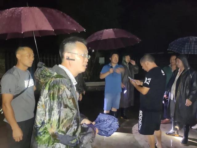 女子發(fā)現(xiàn)客廳1厘米裂縫救下21戶村民，6座民房被夷為平地(圖2)