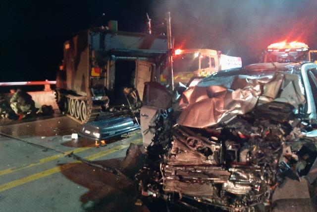 突發(fā)！美軍裝甲車與韓國私家車相撞：4名平民死亡（圖）(圖2)