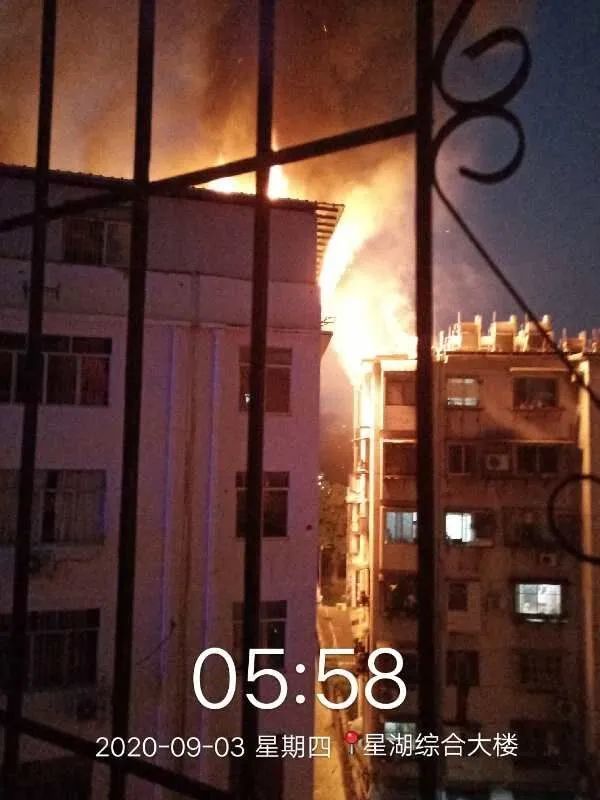 南寧一小區(qū)樓頂燒成火?，F(xiàn)場圖曝光 廣西南寧小區(qū)頂樓倉庫火災(zāi)原因 明火伴有濃濃黑煙