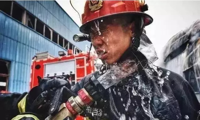 消防裝備：消防員戰(zhàn)斗服是干的還是濕的好？有怎么區(qū)別？(圖2)